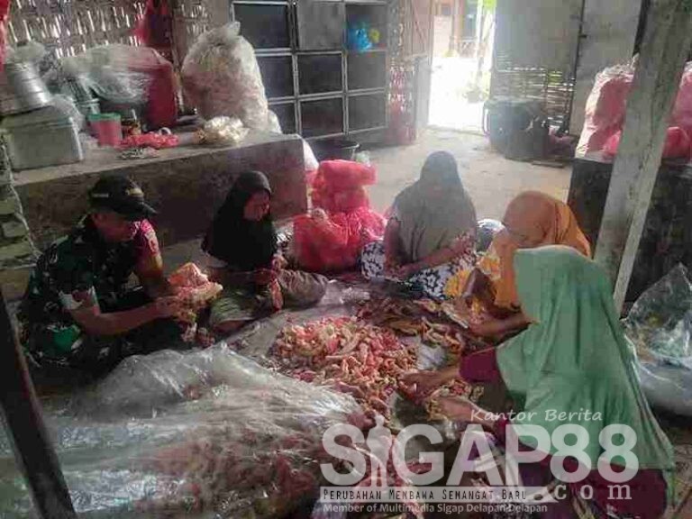 Babinsa Koramil 0826-05 Larangan Kunjungi Pelaku Umkm Di Desa Tentenan Timur