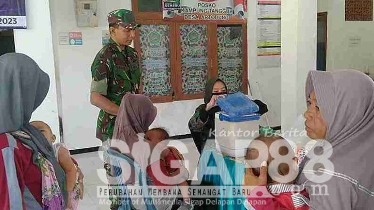 Babinsa Koramil 0826-04 Galis Dampingi Kegiatan Posyandu Di Desa Artodung