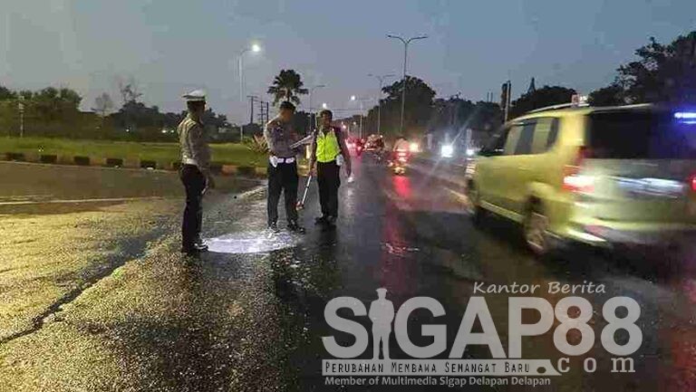 Ditlantas Polda Jatim Bersama Satlantas Polres Pasuruan Olah Tkp Kecelakaan Truk Di Exit Tol Purwodadi