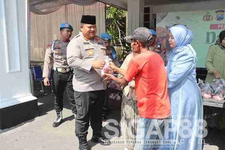 Polres Pasuruan Bagikan 750 Paket Daging Kurban Kepada Warga Sekitar