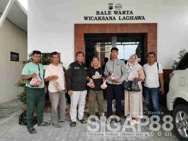 Jalin Silaturahmi, Kapolres Pasuruan Bagikan Daging Kurban Kepada Insan Pers