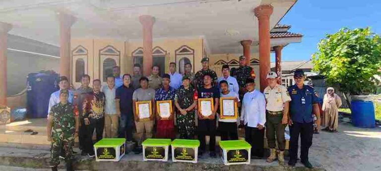 Wakili Pangdam V/Brawijaya, Dandim 0827 Sumenep Serahkan Tali Asih Kepada Nelayan Penemu Narkoba Di Masalembu