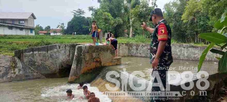 Jaga Keselamatan Warga, Babinsa Koramil 0826-09 Pakong Pantau Waduk Di Desa Palalang