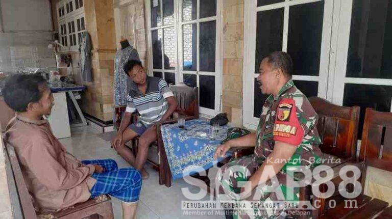 Perkuat Silaturahmi, Babinsa Koramil 0826-10 Waru Komsos Di Dusun Durbugan 2