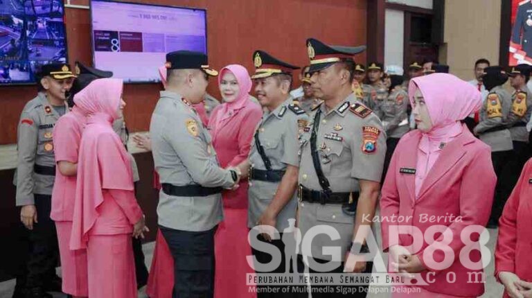 Rotasi Jabatan, Kapolres Jombang Pimpin Upacara Sertijab Kasat Resnarkoba Dan Kapolsek Jajaran