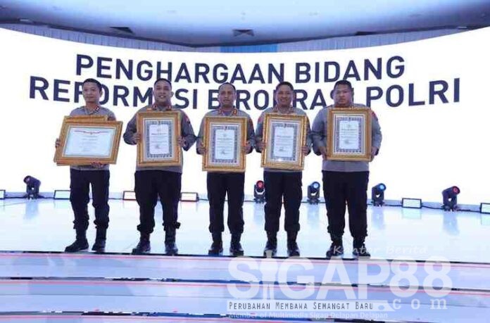 Kapolres Pasuruan terima penghargaan