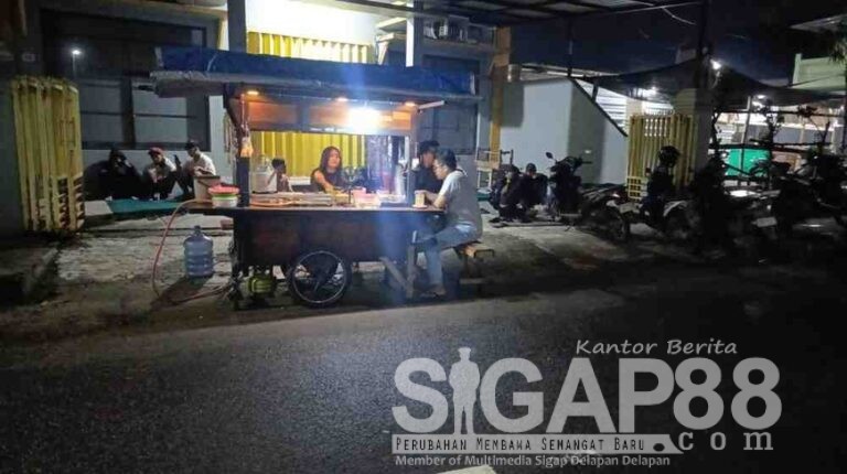 Dampak Jam Buka Dibatasi, Pendapatan Pkl  Angkringan Jombang Merosot