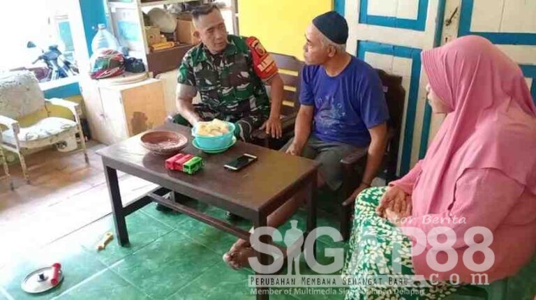 Sebatang Singkong Dekatkan Tni Dengan Rakyat, Babinsa Koramil 0826-01 Pamekasan Komsos Bersama Warga Gladak Anyar