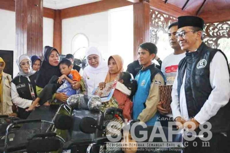 Gubernur Jatim Salurkan Bansos Rp6,37 Miliar Di Pamekasan