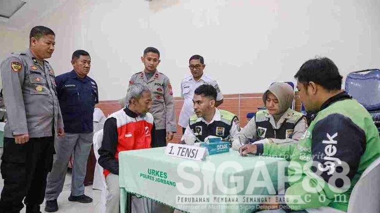 Polres Jombang Gelar Bakti Kesehatan Dan Bagikan Bansos