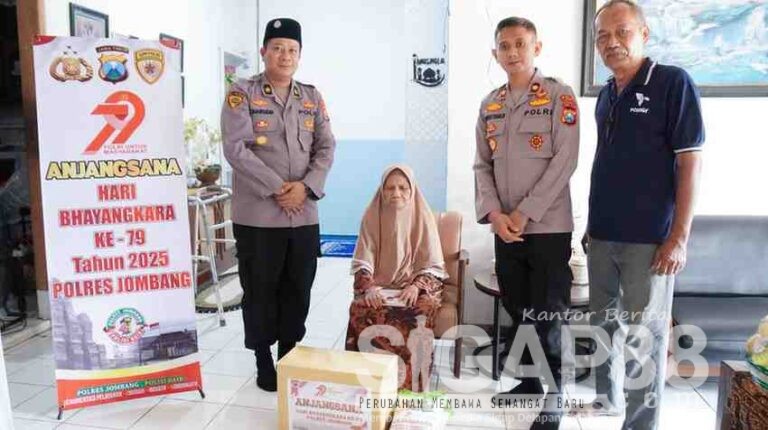 Polres Jombang Kunjungi Anggota Yang Sakit, Purna Polri Dan Warakawuri