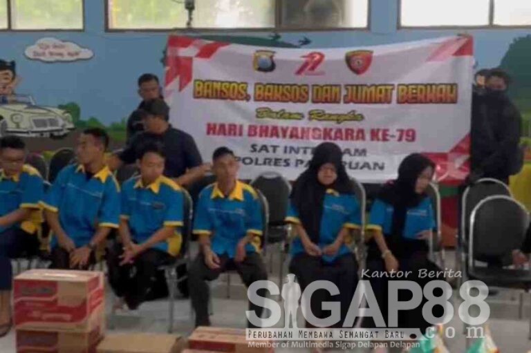 Sat Intelkam Polres Pasuruan Gelar Bakti Sosial Bareng Suporter Sakera Mania Di Tosari