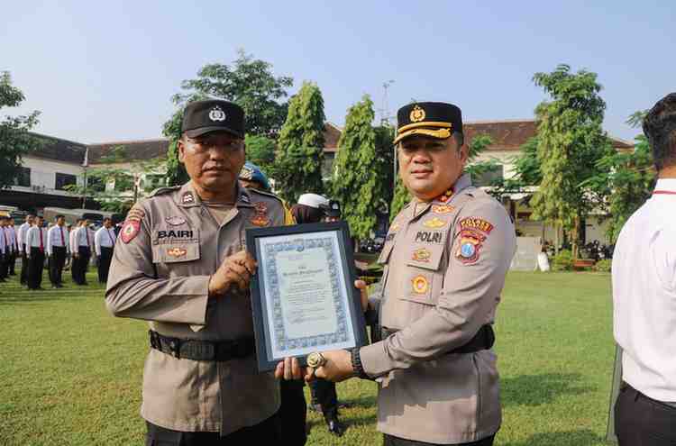Kapolres Jombang Beri Reward 10 Anggota Berprestasi