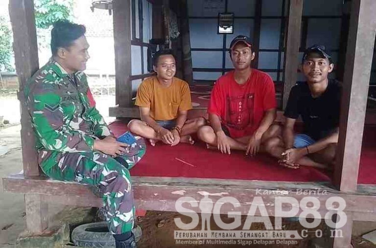 Babinsa Koramil 0826-07 Pegantenan Komsos Dengan Pemuda Di Dusun Nyato
