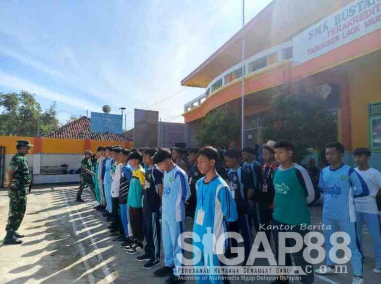 Babinsa Koramil 0826-10 Waru Beri Pelatihan Pbb Di Smk Bustanul Ulum