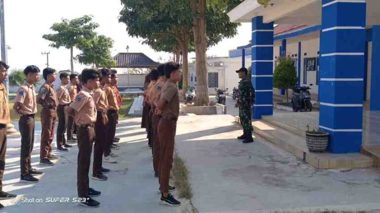 Anggota Koramil 0826-13 Pasean Beri Pelatihan Pbb Siswa Smk Maritim