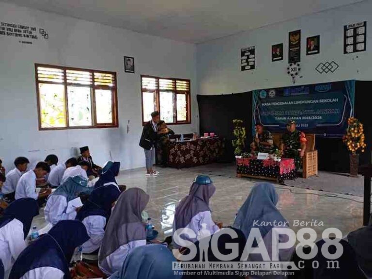 Mpls, Anggota Koramil 0826-08 Beri Wasbang Dan Latihan Pbb Siswa Smpn 2 Palengaan