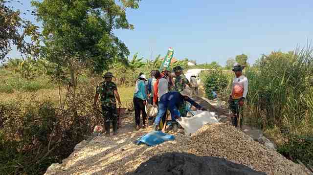 TMMD 125 kodim Pamekasan bangun jembatan