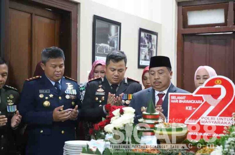 Peringatan Hari Bhayangkara Ke-79 Di Alun-Alun Jombang, Ini Pesan Bupati Warsubi