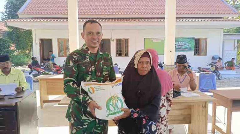 Babinsa Koramil 0826-13 Pasean Dampingi Penyaluran Bantuan Pangan Di Desa Bindang