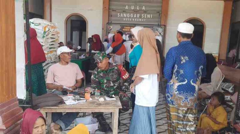 Babinsa Koramil 0826-02 Tlanakan Dampingi Penyaluran Bantuan Pangan Di Desa Kramat