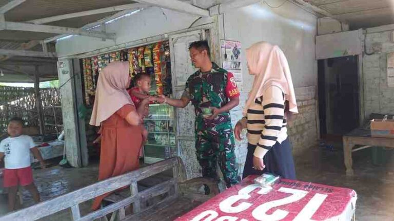 Babinsa Koramil 0826-02 Tlanakan Dampingi Pemberian Makanan Tambahan Di Desa Larangan Slampar