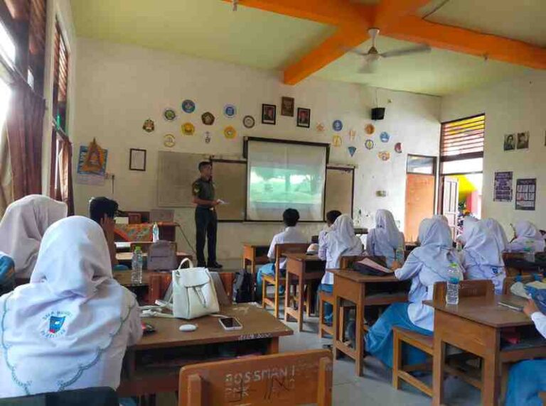 Personel Kodim 0826 Beri Inspirasi Dan Motivasi Kepada Siswa Sma Negeri 1 Pamekasan