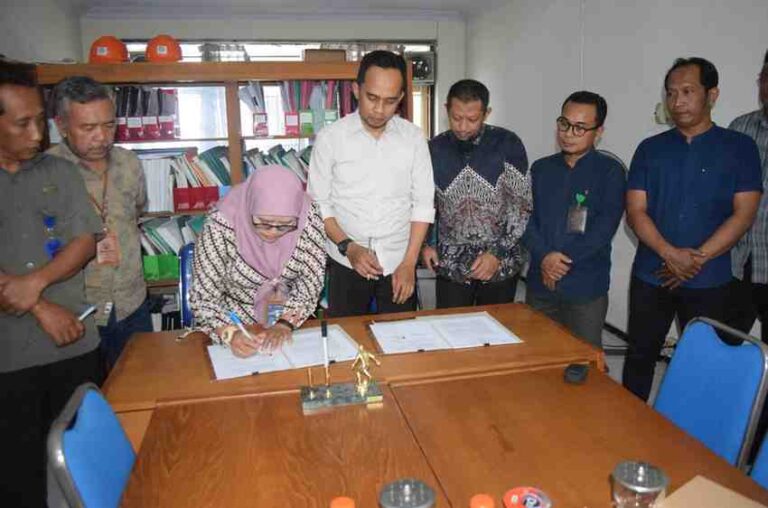 Perhutani Kph Jombang Tandatangani Perjanjian Kerja Sama Agroforestry Tebu Dengan Cv Sarana Prima Bersama