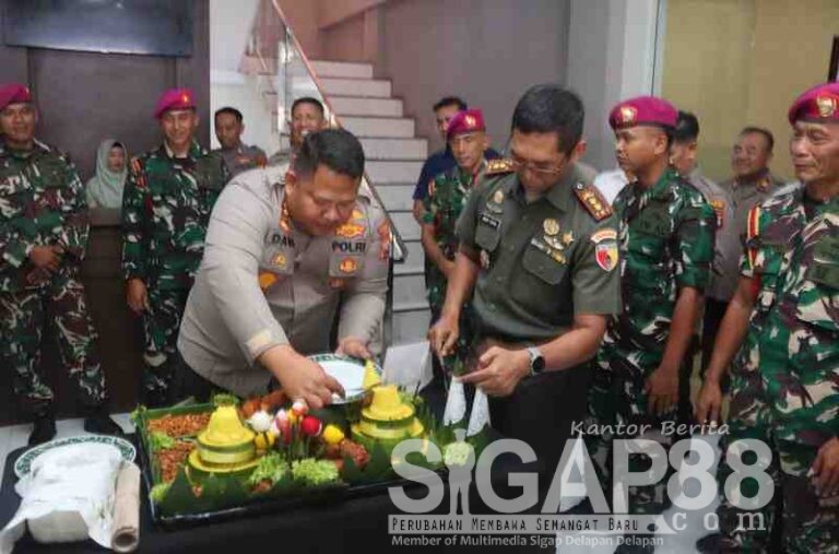 Hut Bhayangkara Ke-79, Tni Berikan Kejutan Tumpeng Kepada Polres Pasuruan