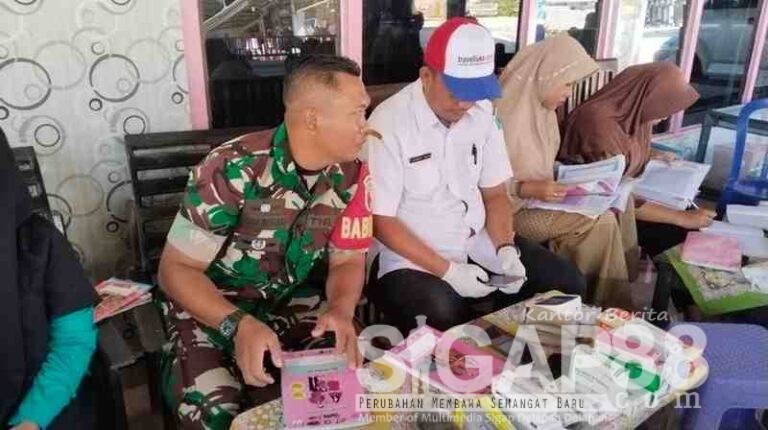 Babinsa Koramil Pakong Dampingi Kegiatan Posyandu Di Balai Desa Somalang