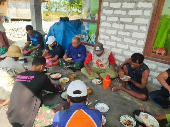 Jalin Keakraban, Satgas TMMD ke-125 Kodim 0826 Pamekasan Santap Siang Bersama Warga Desa Kramat