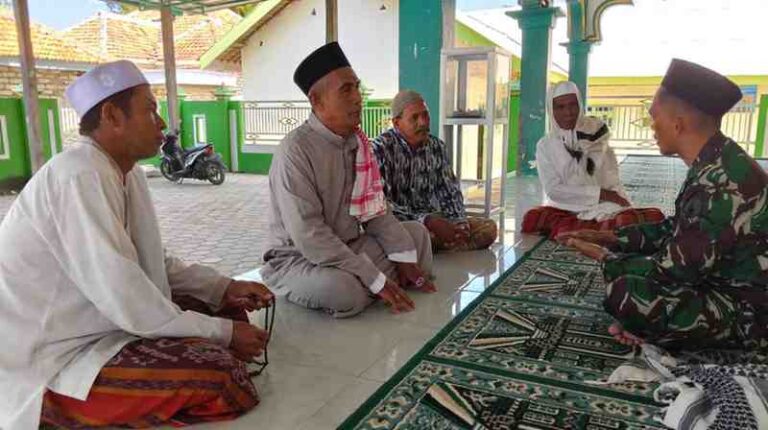 Anggota Satgas Tmmd Ke-125 Kodim 0826 Pamekasan Komsos Dengan Para Ulama