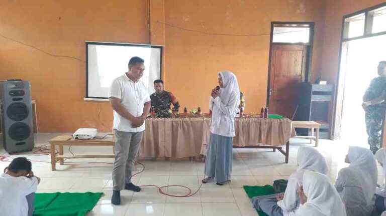 Satgas Tmmd Ke-125 Kodim 0826 Gandeng Polres Pamekasan Lakukan Penyuluhan Bahaya Narkoba Di Sma Islam As-Suhuf