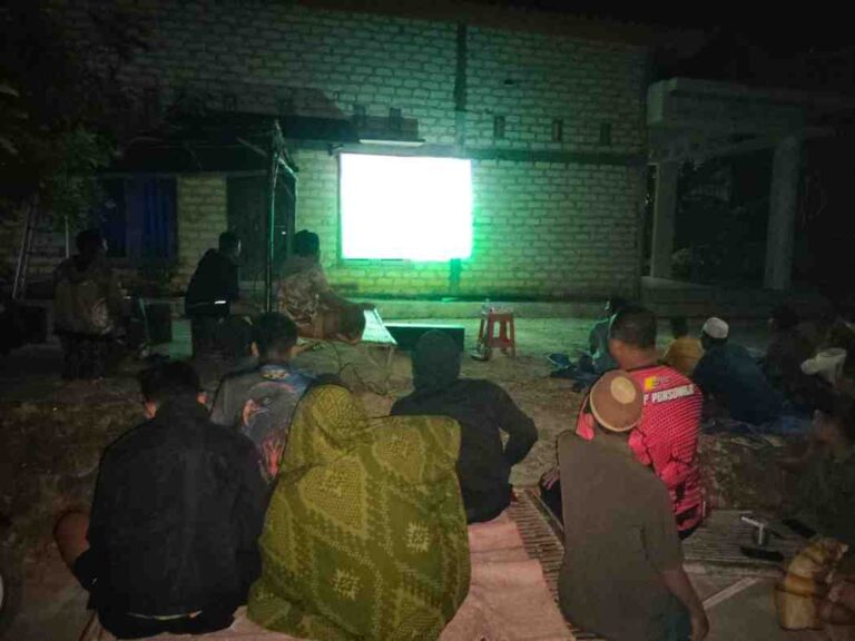 Satgas Tmmd Ke-125 Kodim 0826 Pamekasan ‘Nobar’ Final Piala Aff U-23 Bersama Warga Desa Kramat