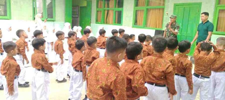 Latih Pbb, Anggota Koramil 0826-10 Tanamkan Sikap Disiplin Siswa Baru Sdn 1 Waru
