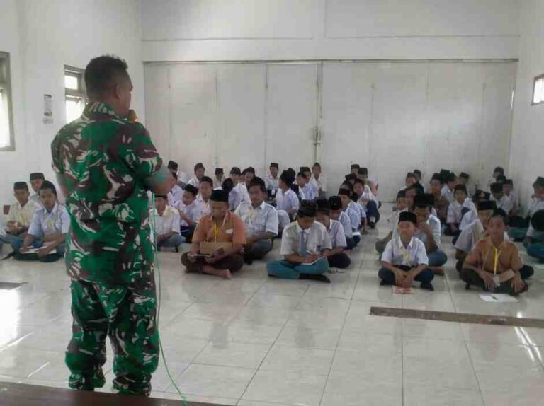 Babinsa Koramil 0826-09 Pakong Beri Wawasan Kebangsaan Dan Bahaya Kenakalan Remaja Di Ma As-Salafiyah