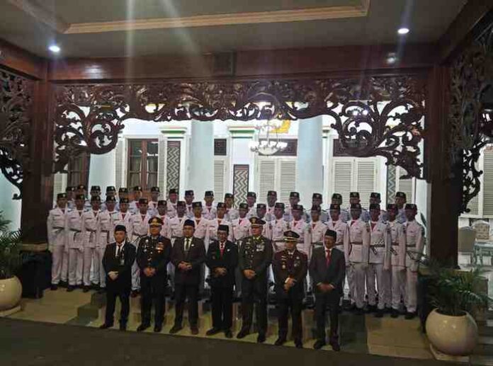 Bupati Pamekasan paskibraka