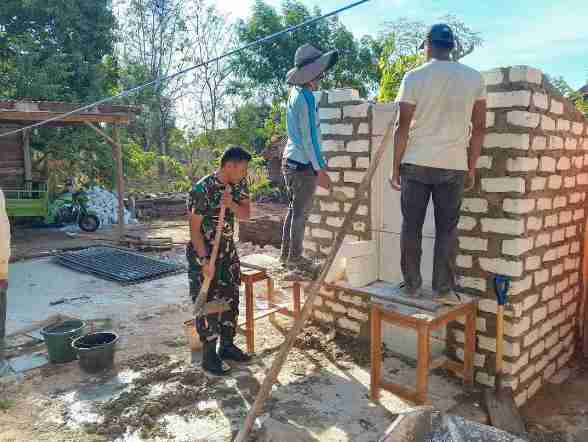 Koramil Batumarmar Tingkatkan Kualitas Kesehatan Warga, Babinsa Koramil 0826-11 Batumarmar Hadir dalam Pembuatan Jamban