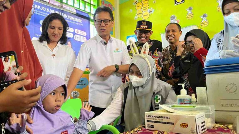 Menkes Ri Tinjau Pelaksanaan Imunisasi Campak Di Kabupaten Sumenep