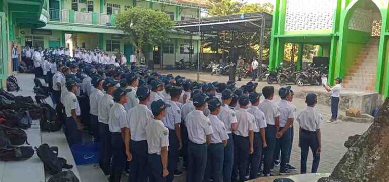 Babinsa Koramil 0826-10 Waru Jadi Pembina Upacara Di Yayasan As-Salim Madrasah Tsanawiyah Darul Ulum 2