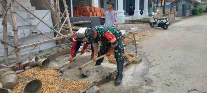babinsa menyatu dengan rakyat Babinsa Koramil Pakong Bantu Warga Desa Palalang Bangun Rumah