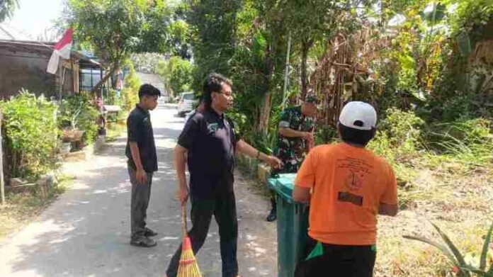 babinsa patemon Babinsa Koramil 0826-01 Pamekasan Bersama Warga Kelurahan Patemon Bersih-Bersih Lingkungan
