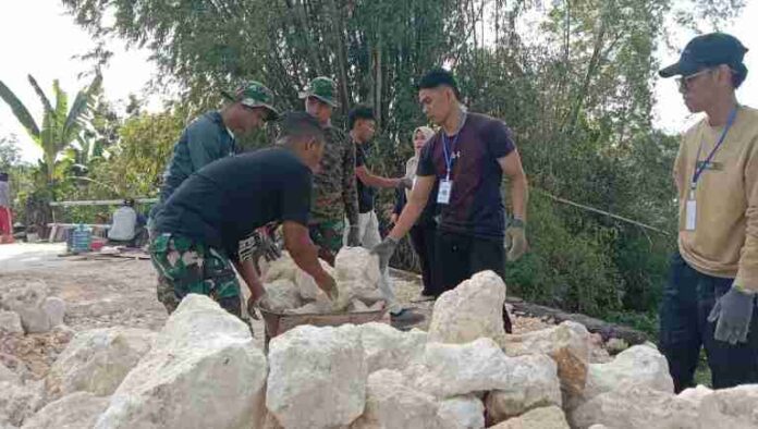 Satgas TMMD ke-125 Kodim 0826 Pamekasan bersama Warga dan Mahasiswa Bangun Jembatan di Desa Kramat