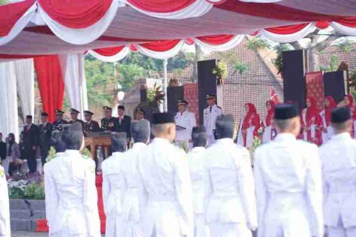 bupati jombang warsubi Khidmat dan Sakral, Upacara HUT RI ke-80 Kabupaten Jombang Dipimpin Bupati Warsubi