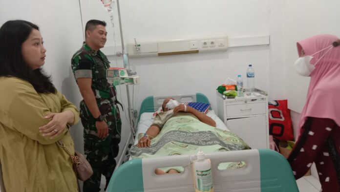 dandim pamekasan besuk anggota Dandim 0826 Pamekasan Jenguk Anggota di Rumah Sakit