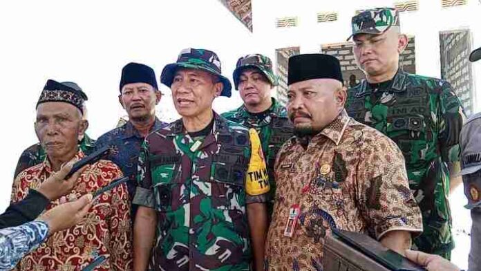 dandim pamekasan dampingi tim