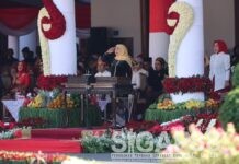 Pasukan Paskibraka dan Tari Kolosal Tribhuwana, Meriahkan Upacara HUT ke-80 RI di Gedung Negara Grahadi