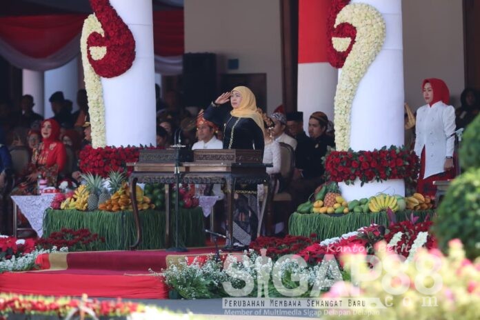 gedung negara grahadi_khofifah Pasukan Paskibraka dan Tari Kolosal Tribhuwana, Meriahkan Upacara HUT ke-80 RI di Gedung Negara Grahadi