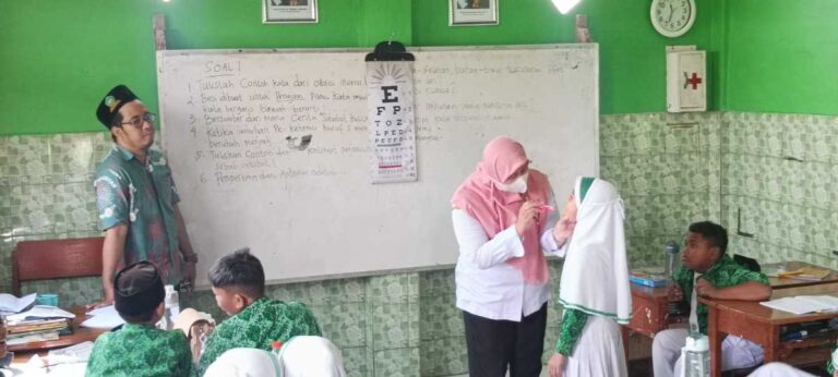 Ratusan Siswa Mi Islamiyah Wonoplintahan Ikuti Cek Kesehatan Gratis