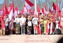 HUT RI ke-80, Provinsi Jatim Pecahkan Rekor MURI Kirab Merah Putih Sepanjang 14 Kilometer